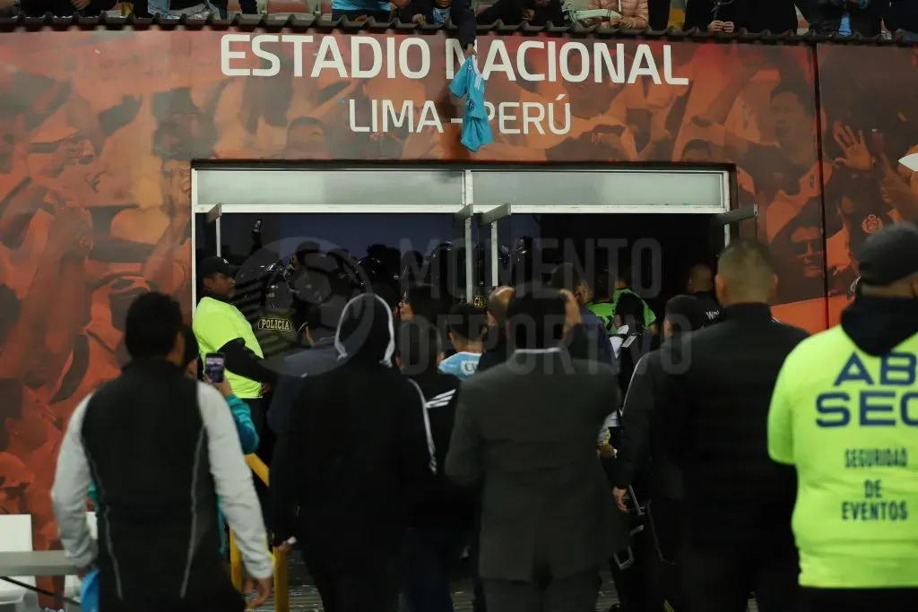 Pelea en camerinos. (Foto: Carlos Nieto – Momento Deportivo).