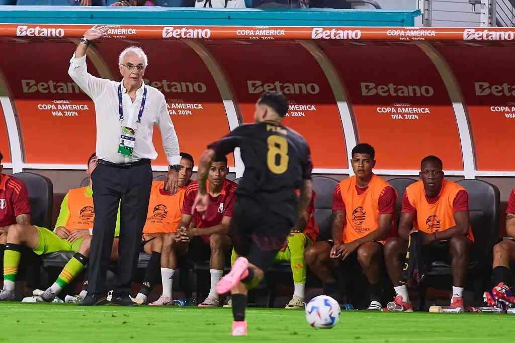 Jorge Fossati dirigiendo en la Copa América 2024. (Foto: IMAGO).