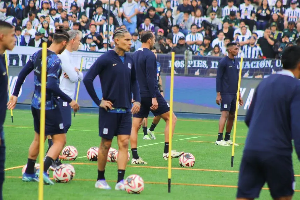 Paolo Guerrero en los entrenamientos de Alianza Lima. (Foto: A Presión Radio).