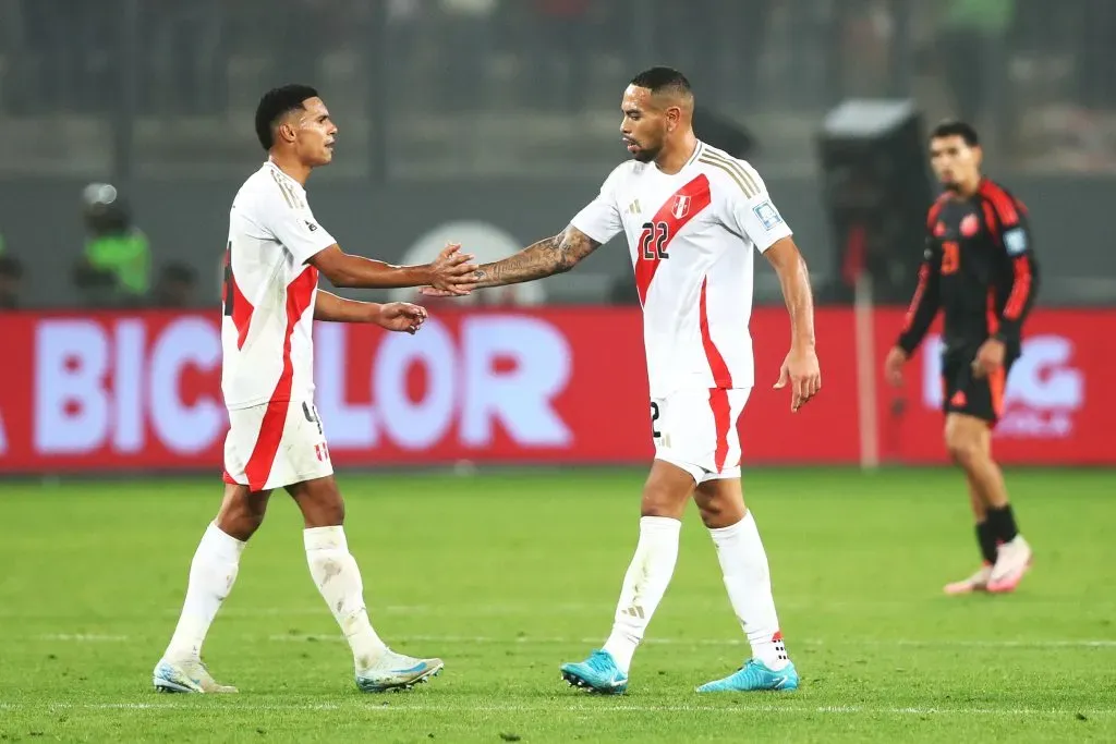 Alexander Callens y Marcos López contra Colombia. (Foto: Getty).