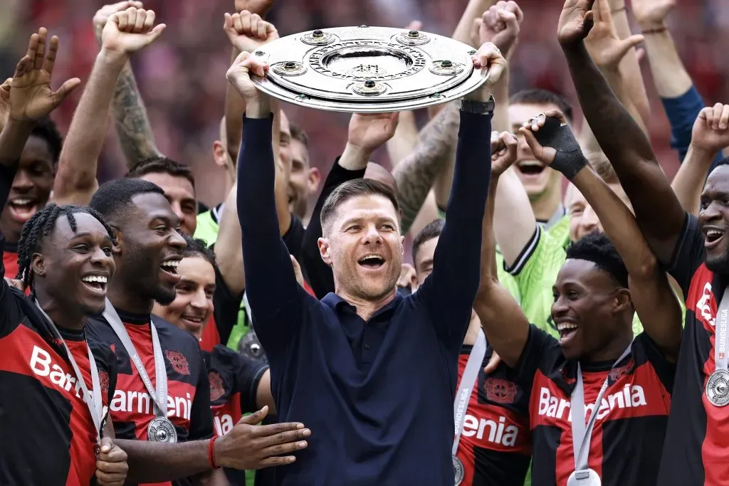 Xabi Alonso celebrando el título de la Bundesliga 2023/24 que ganó como entrenador del Bayer Leverkusen. (Imago)