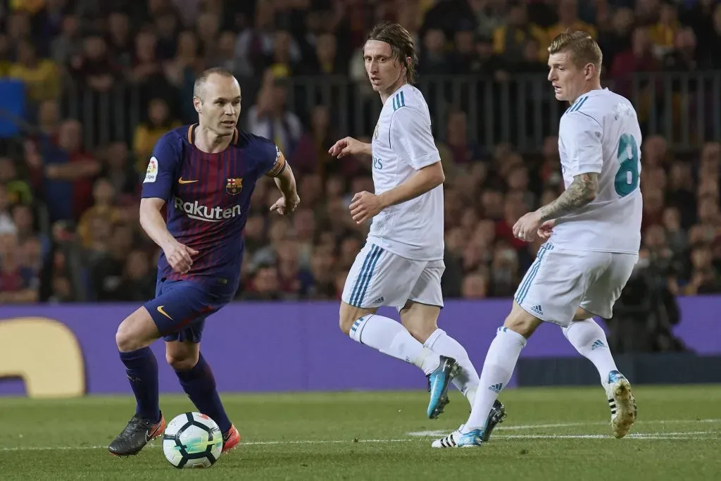 Andrés Iniesta en uno de los 38 partidos que enfrentó al Real Madrid.