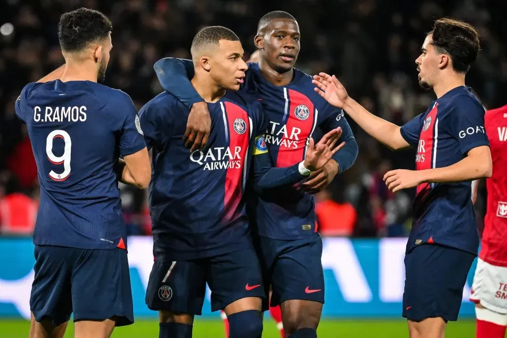 Kylian Mbappé junto a Nordi Mukiele en el PSG.