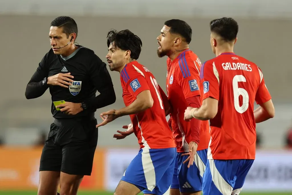 Víctor Dávila jugando con Chile en las Eliminatorias Sudamericanas. (Foto: IMAGO).