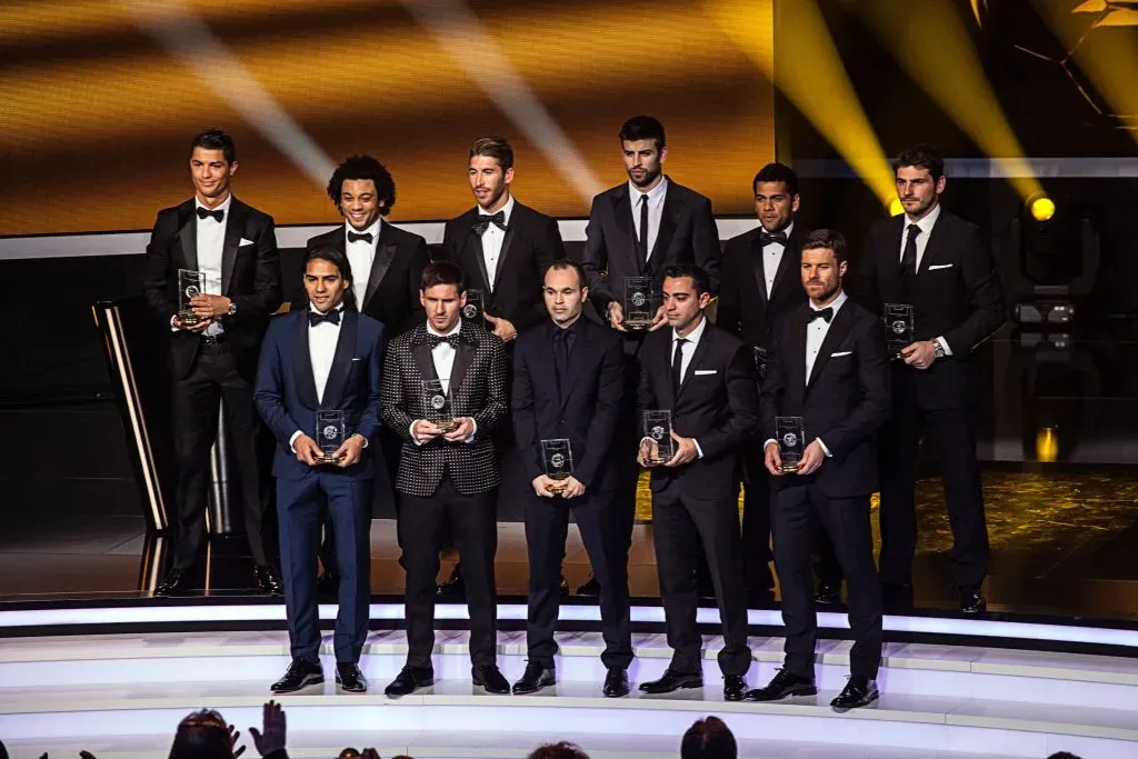 Íker Casillas, junta a otras figuras, en la ceremonia del Balón de Oro en su época como portero del Real Madrid.