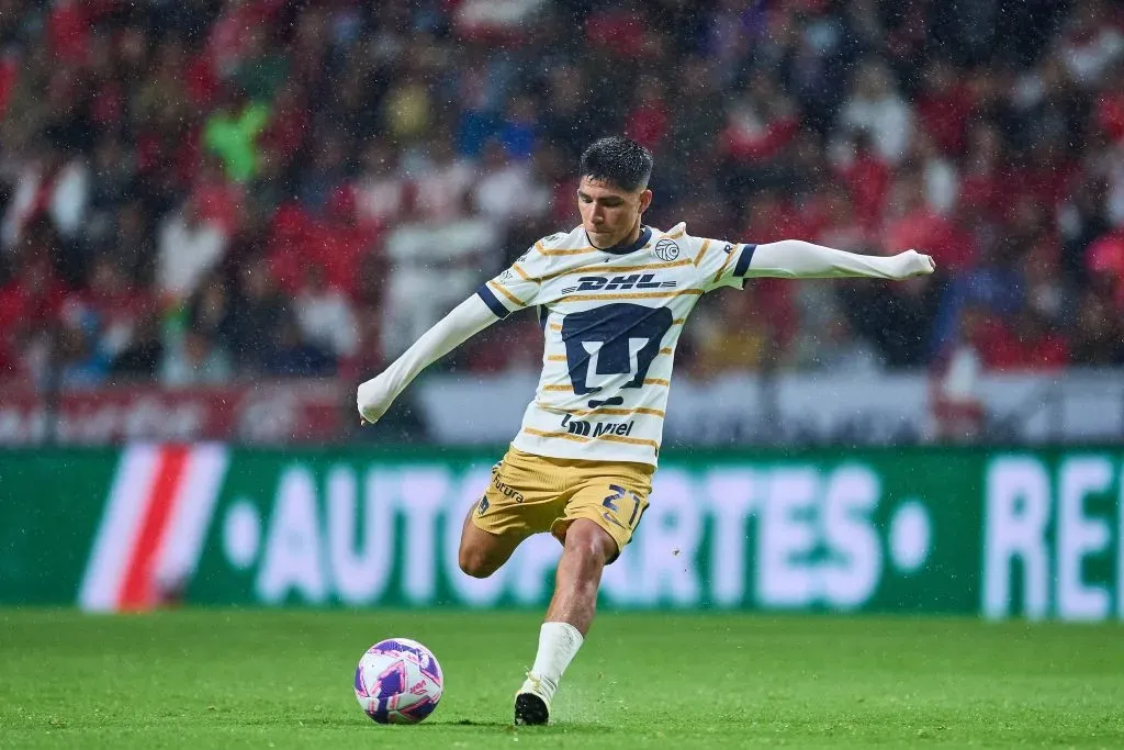 Piero Quispe jugando en los Pumas de la Liga MX. (Foto: IMAGO).