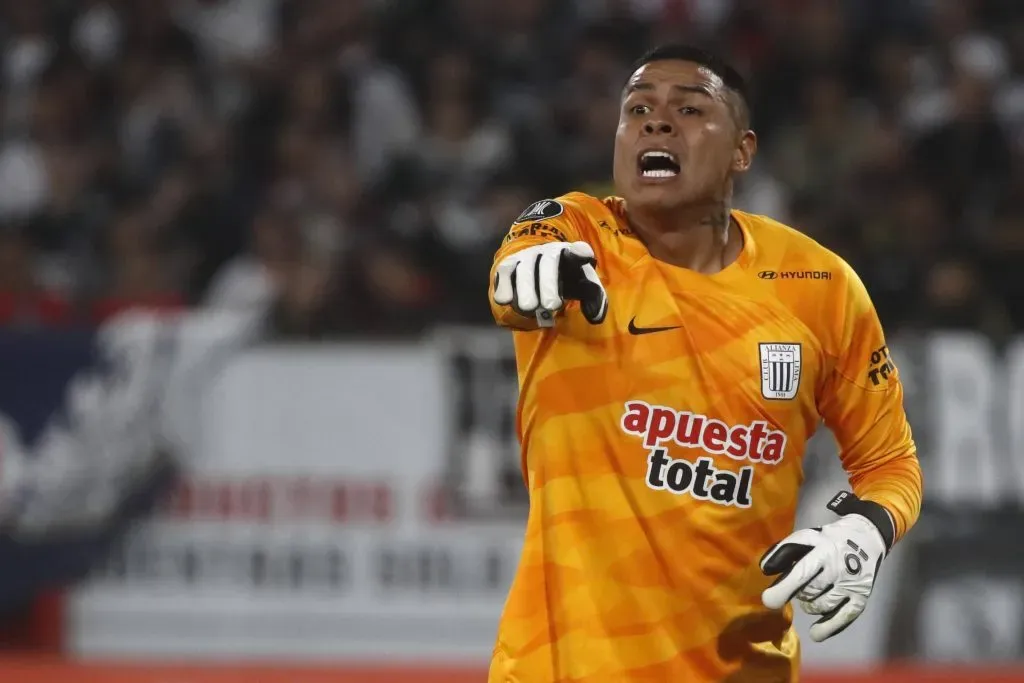 Ángelo Campos atajando en Copa Libertadores. (Foto: IMAGO).