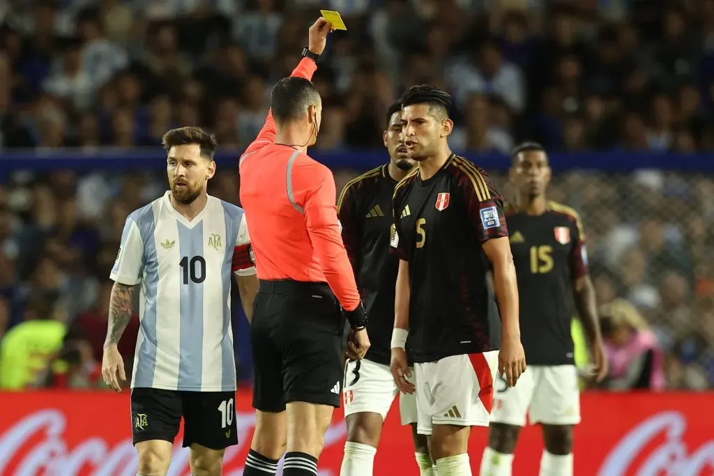 Carlos Zambrano siendo amonestado en el partido contra Argentina. (Foto: IMAGO).