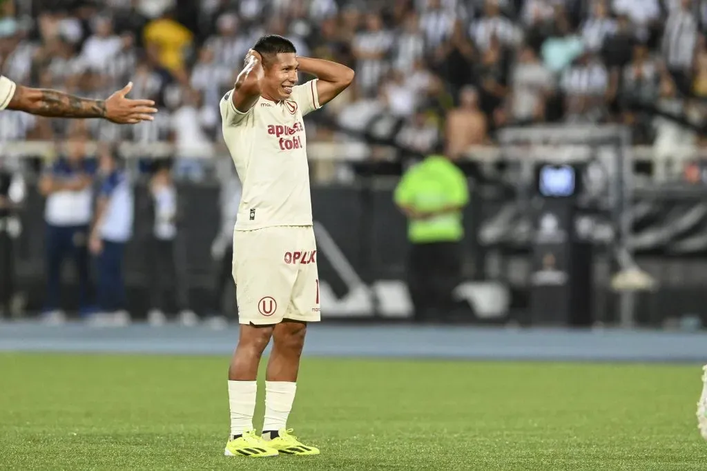 Edison Flores jugando la Copa Libertadores con Universitario. (Foto: IMAGO).