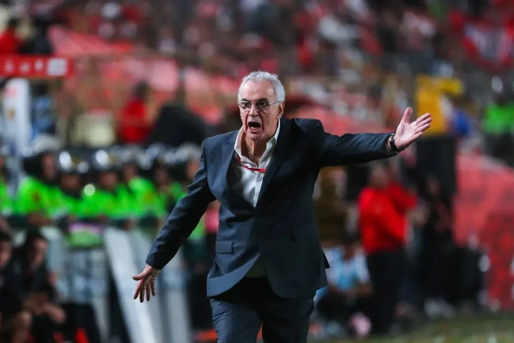Jorge Fossati dirigiendo a la Selección Peruana. (Foto: IMAGO).