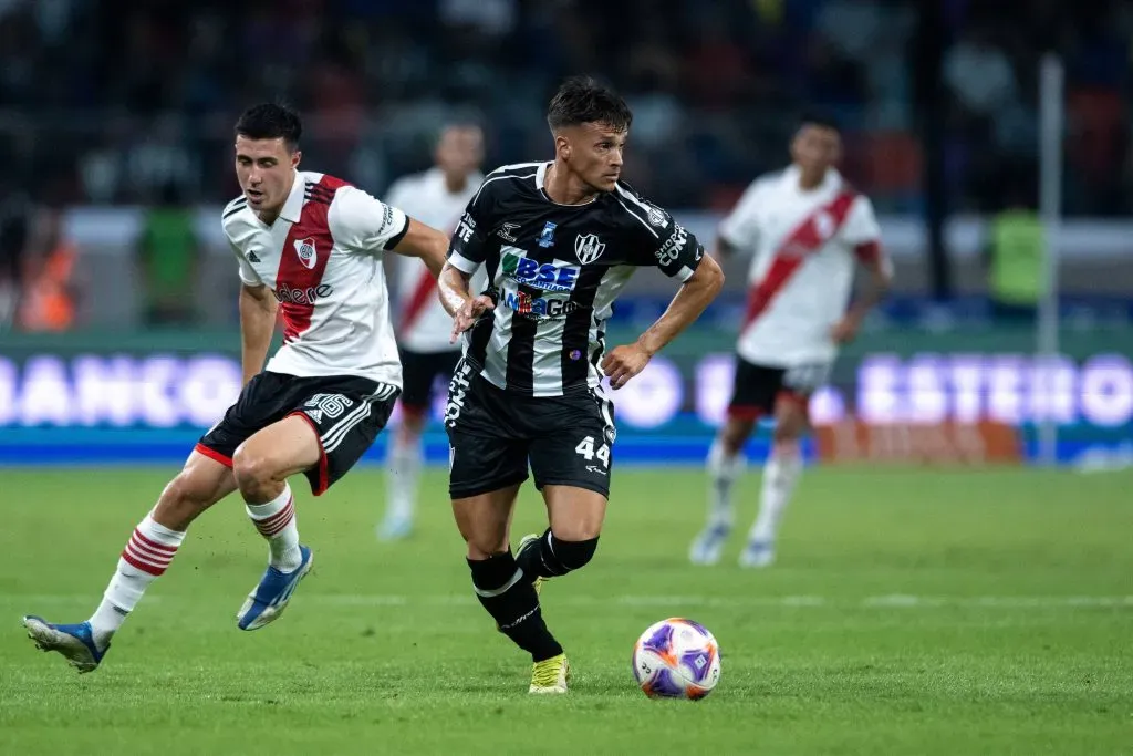 Brian Farioli jugando contra River Plate. (Foto: IMAGO).