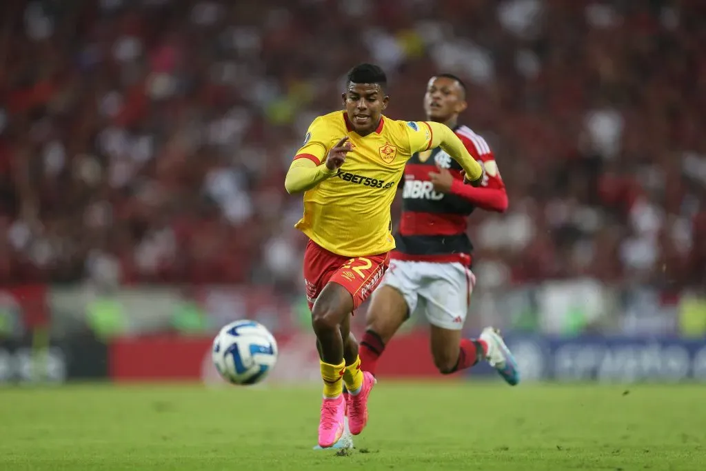 Luis Cano jugando ante Flamengo. (Foto: IMAGO).