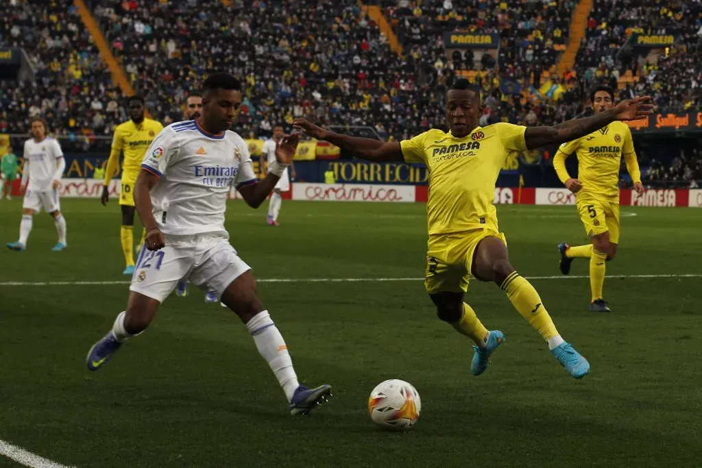 Pervis Estupiñán disputando una pelota contra Rodrygo en 2022. (Foto: Imago)