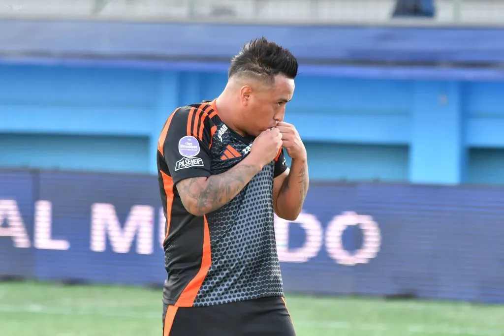 Cueva besa el escudo de Emelec. (Foto: Imago)