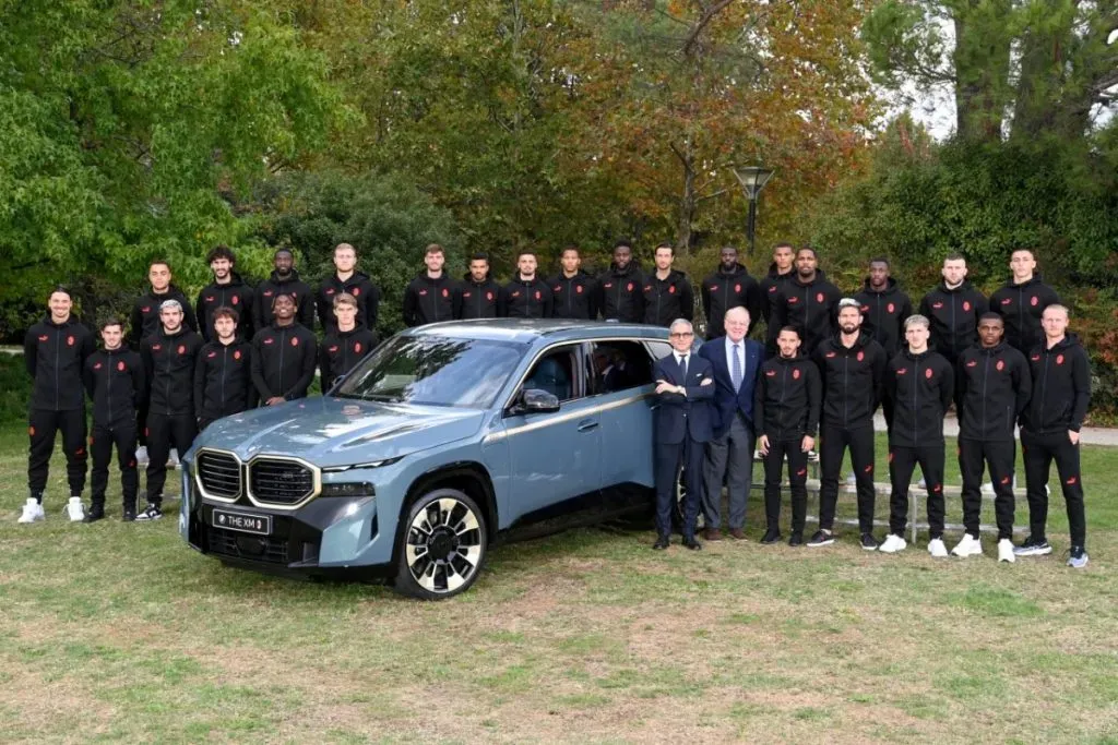 AC Milan plantel recibiendo sus BMW - Foto: AC Milan.