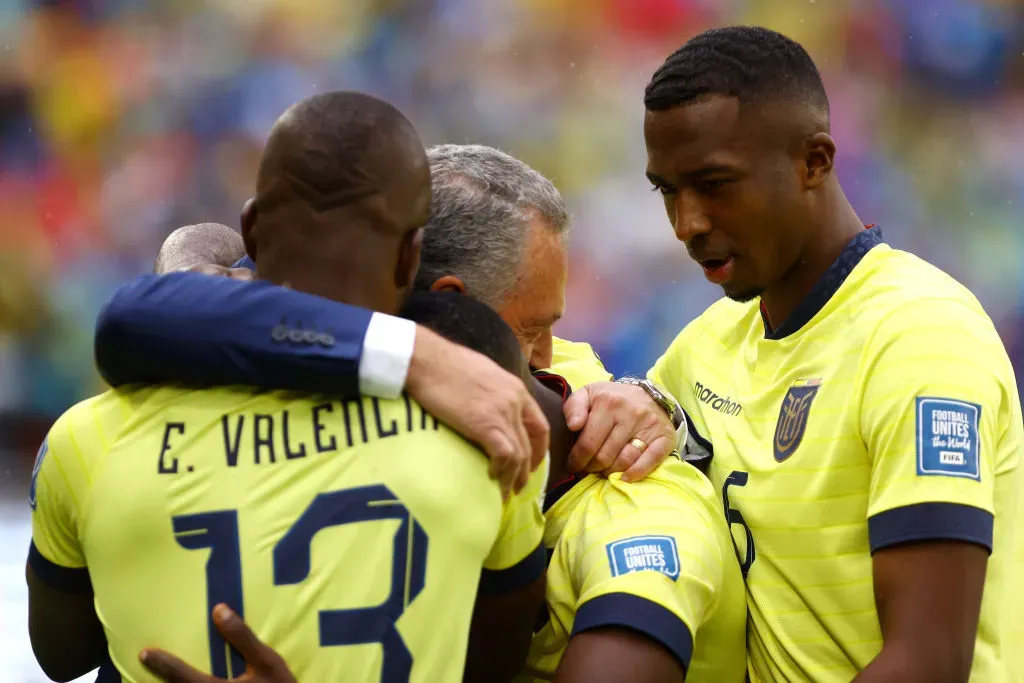 Gustavo Alfaro recibido con abrazos por jugadores de Ecuador. Foto: Getty.