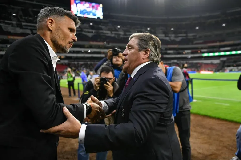 Miguel Herrera visitó al América de Fernando Ortiz en la cancha del Estadio Azteca (Imago)