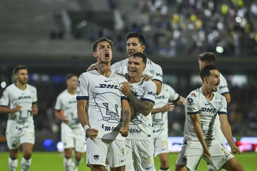 Juan Dinenno celebrando un gol con sus compañeros de Pumas (Foto: Imago7/ Etzel Espinosa).