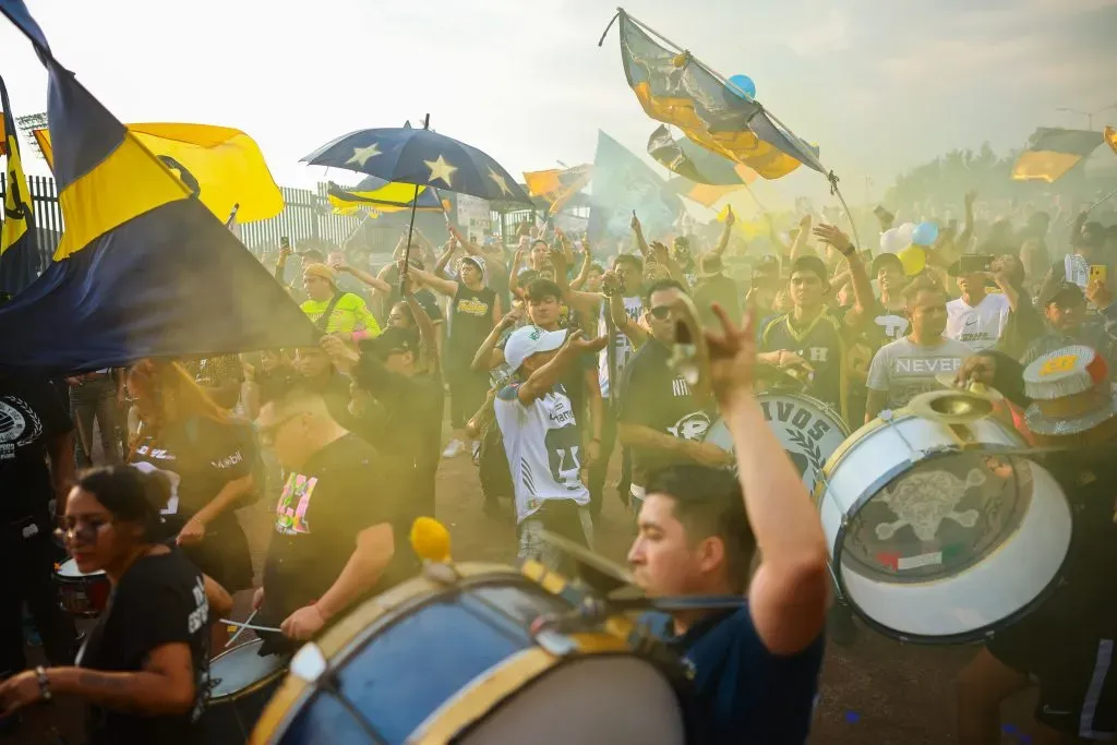 La afición de Pumas en la previa al duelo frente a Chivas (Getty Images).