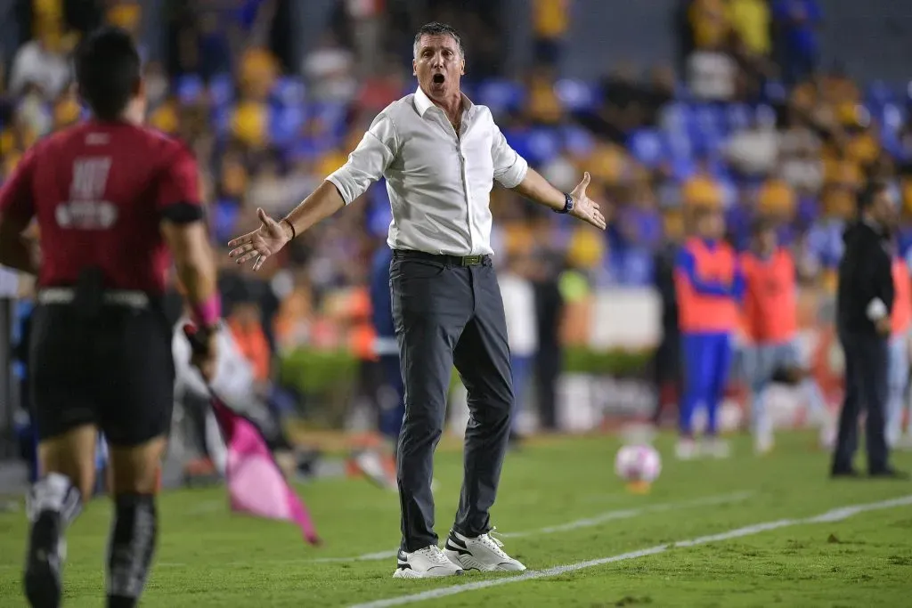 Robert Siboldi dirigiendo a Tigres durante el Apertura 2023 (Getty Images).