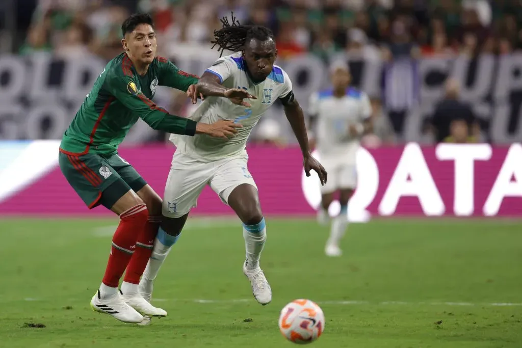 Uriel Antuna disputando el balón con Alberth Elis (Getty Images).