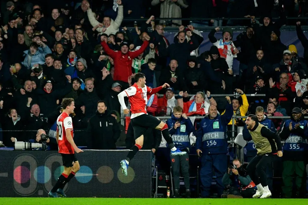 Santiago Giménez celebrando un gol en la Champions League 2023/24 (Getty Images).