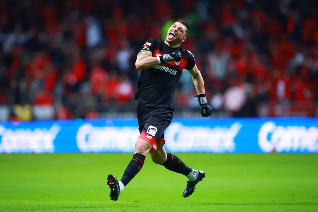 Tiago Volpi celebrando un gol del Toluca (Getty Images).