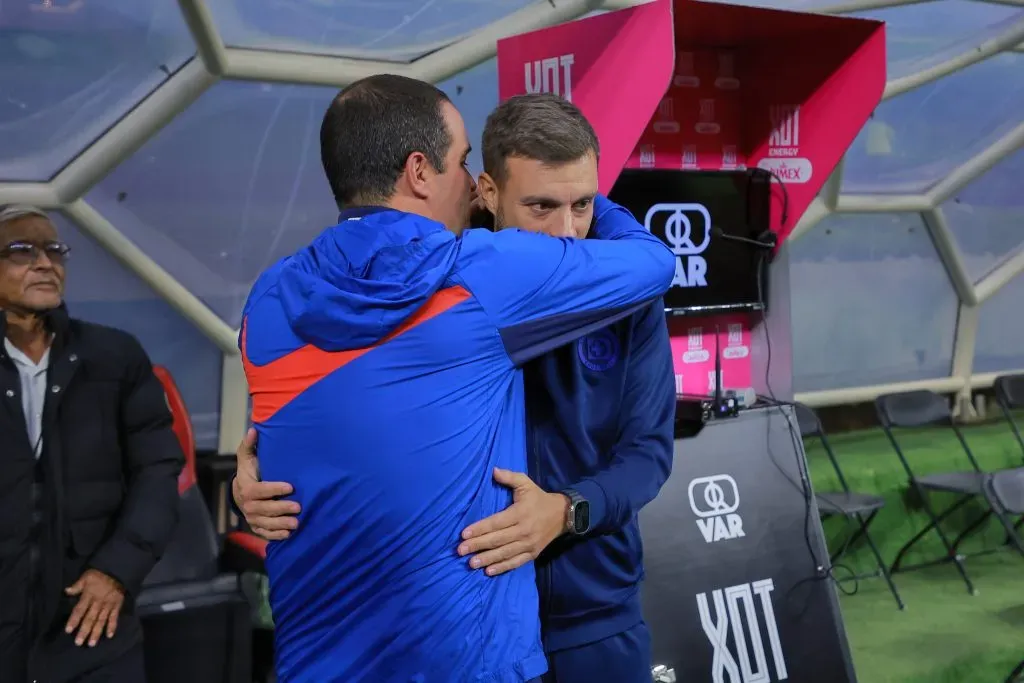 André Jardine saludando a Martín Anselmi en el Clásico Joven (Imago7)