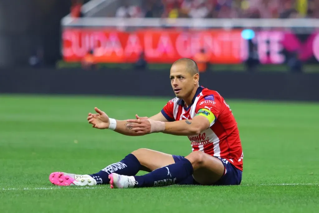 Chicharito tiene molestias en uno de sus tobillos y es baja vs. Atlas