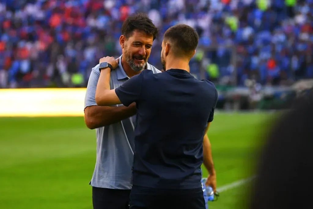 Martín Anselmi y Gustavo Lema se saludaron antes del comienzo del encuentro. (Imago)