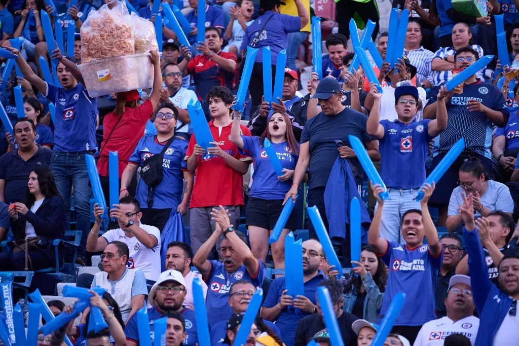 La afición de Cruz Azul comenzó a entonar la canción de Julieta Venegas desde cuartos de final. (Imago)