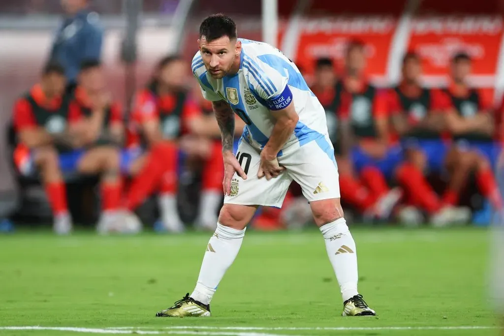 Lionel Messi sufrió molestias en el partido contra Chile (IMAGO)