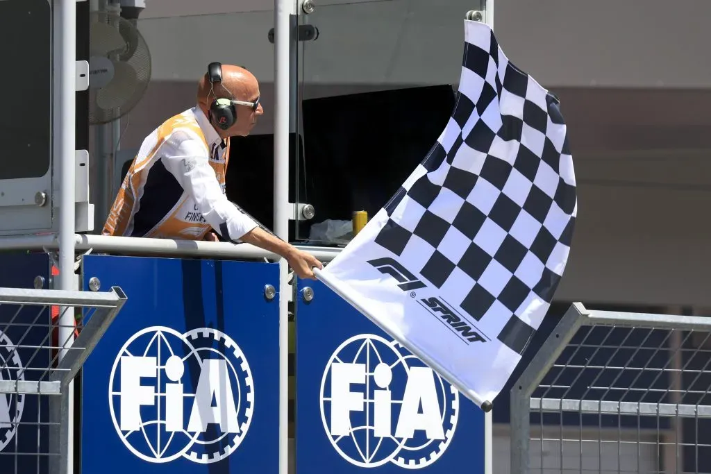 La bandera a cuadros señaliza el fin de una carrera o sesión en la Fórmula 1 (IMAGO)