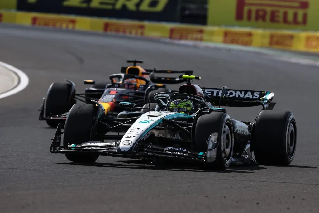 Lewis Hamilton y Max Verstappen lucharon por el tercer puesto en el GP de Hungría (IMAGO)