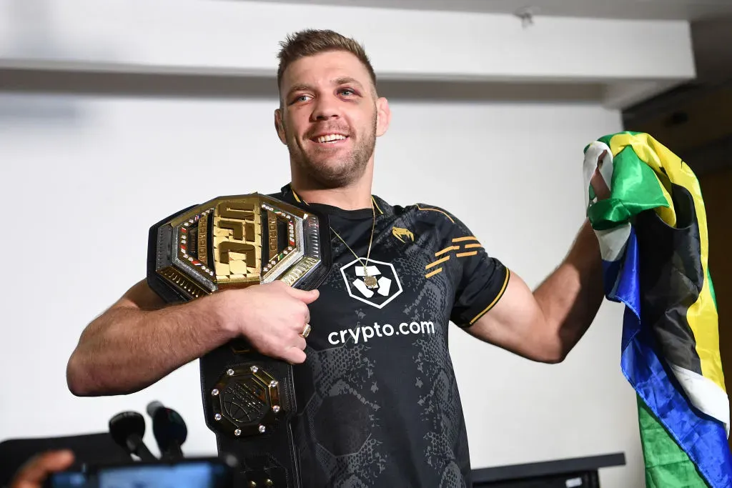 Dricus du Plessis buscará defender su título mediano en UFC 305 ante un rival más que complicado.