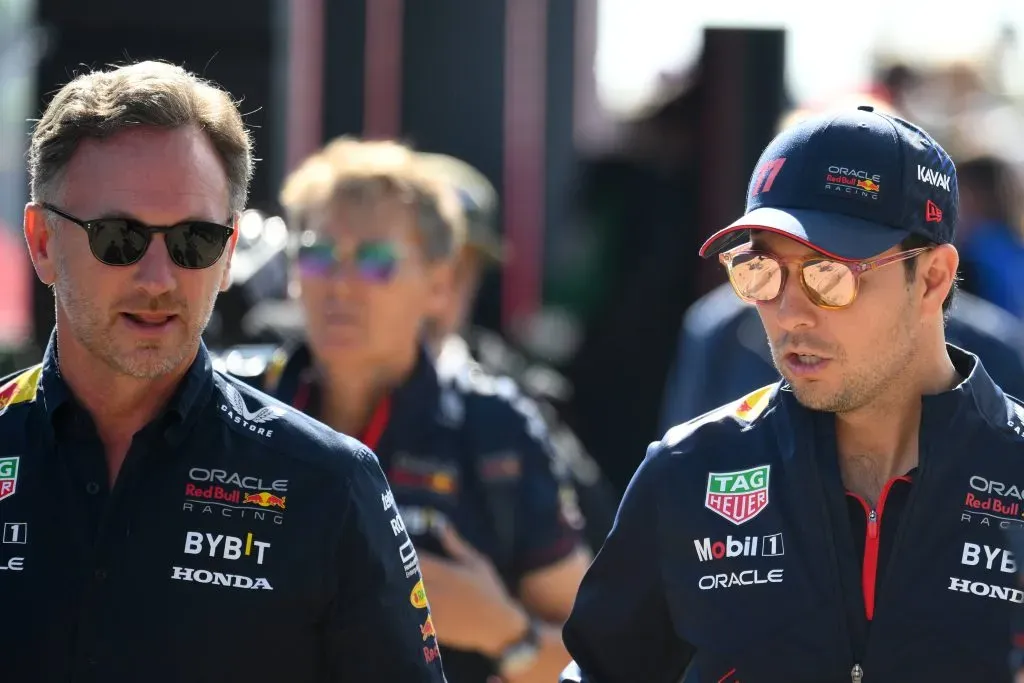 Christian Horner dialogando con Checo Pérez (IMAGO)