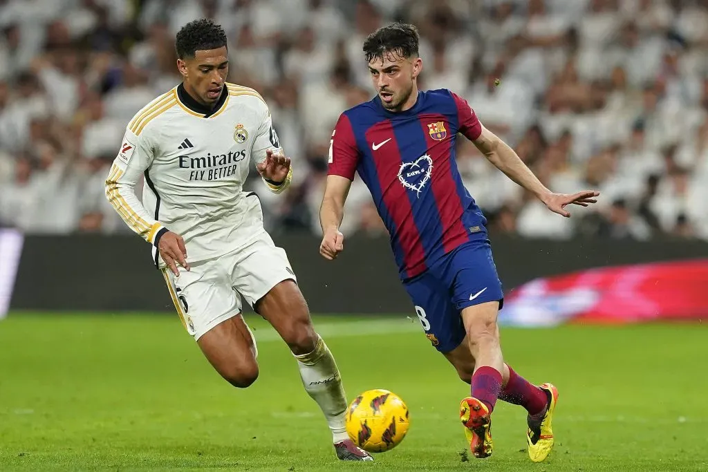 Jude Bellingham y Pedri disputan un balón durante el Clásico (IMAGO)