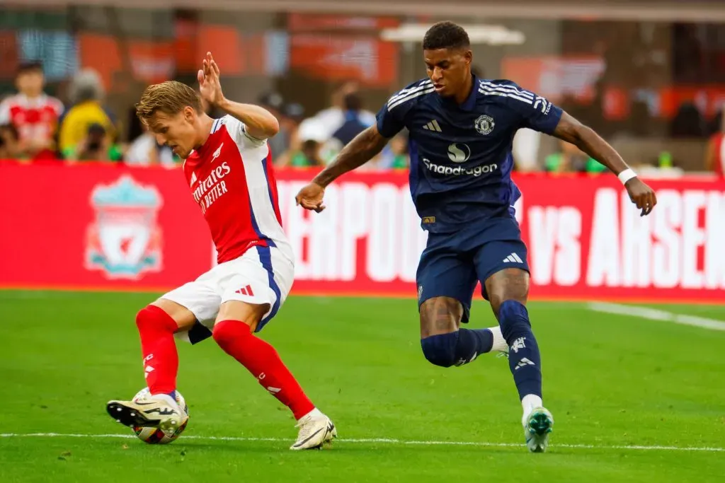 Martin Odegaard y Marcus Rashford disputando un balón (IMAGO)