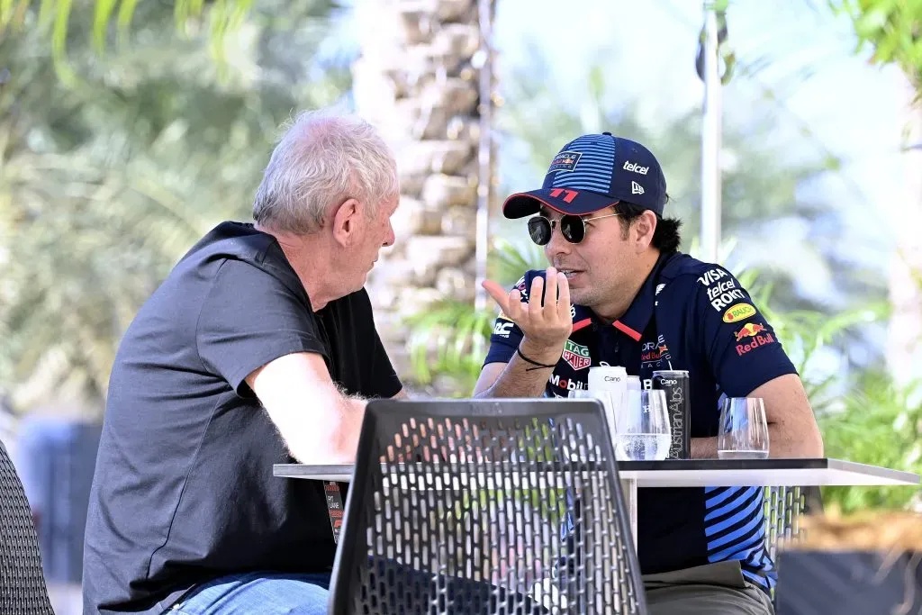 Helmut Marko dialogando con Checo Pérez (IMAGO)