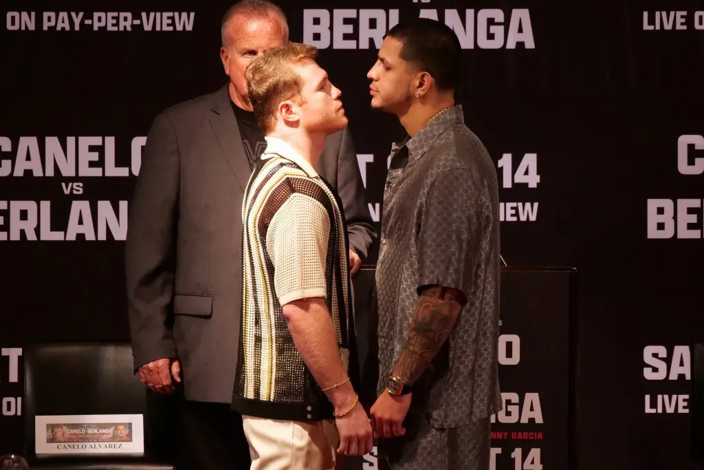 Canelo Álvarez y Edgar Berlanga estuvieron cara a cara y no se dijeron nada bonito en la presentación de la pelea. (GETTY IMAGES)