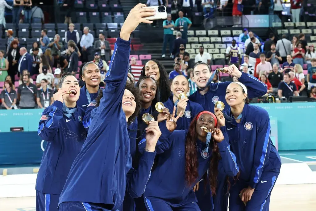 El equipo de básquet femenino estadounidense celebra la obtención de la medalla de oro (IMAGO)