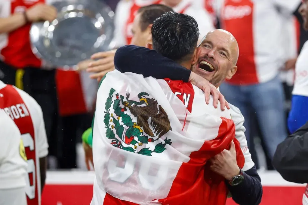 Edson Álvarez y Erik Ten Hag abrazados tras campeonar en Ajax (IMAGO)