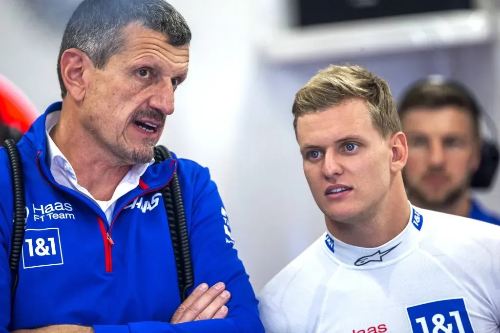 Mick Schumacher y Guenther Steiner platicando (IMAGO)