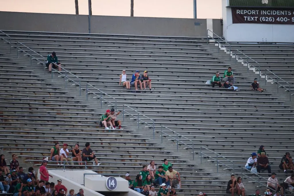 Poco más de 25 mil aficionados asistieron al Rose Bowl de Pasadena para ver a México ante Nueva Zelanda. (Imago)