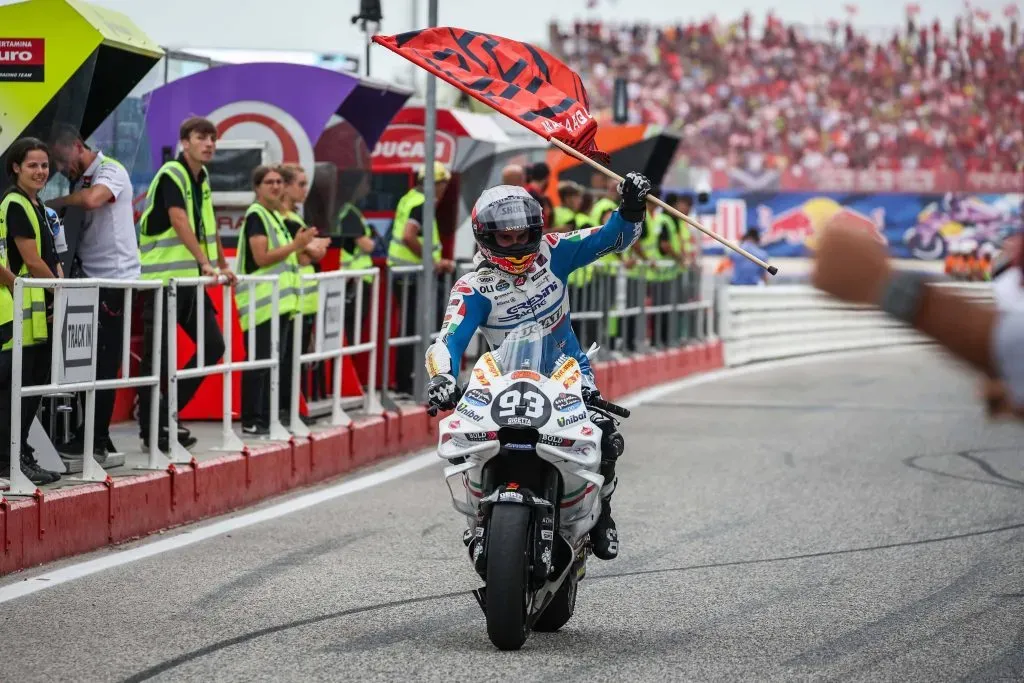 Marc Márquez celebra tras ganar el GP de San Marino (IMAGO)