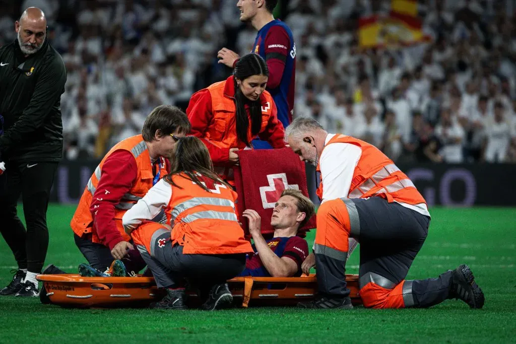 Frenkie de Jong se lesionó en abril en un clásico ante Real Madrid (IMAGO)