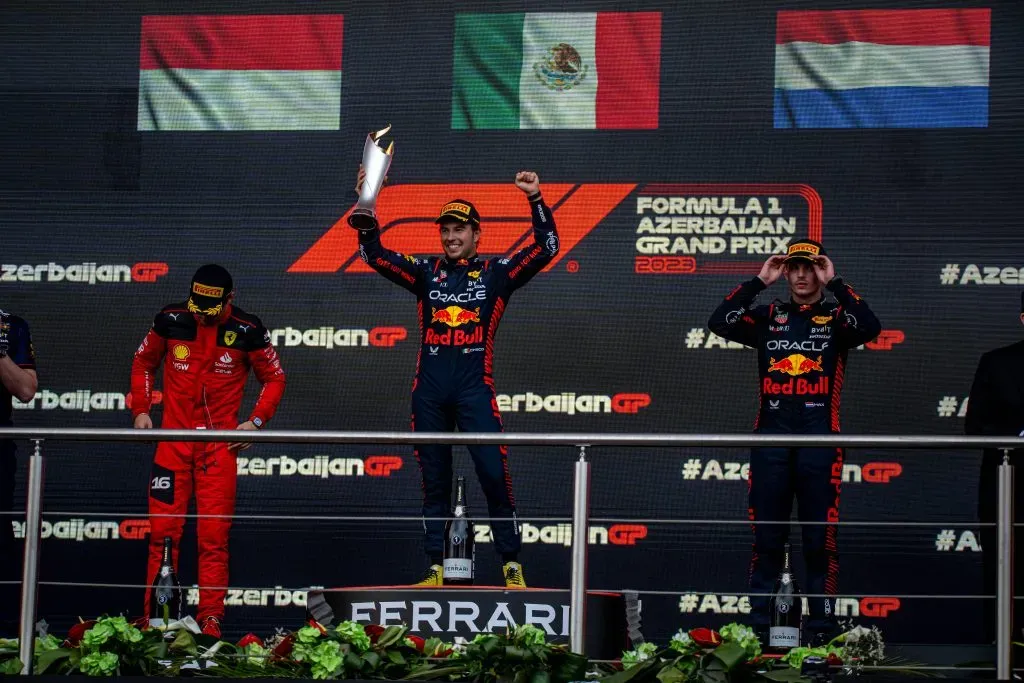 Sergio Pérez festejando su triunfo en Bakú 2023 (IMAGO)