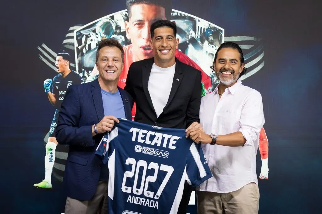 Esteban Andrada junto a Tato Noriega (izquierda) y Héctor Lara (derecha). (Rayados oficial)