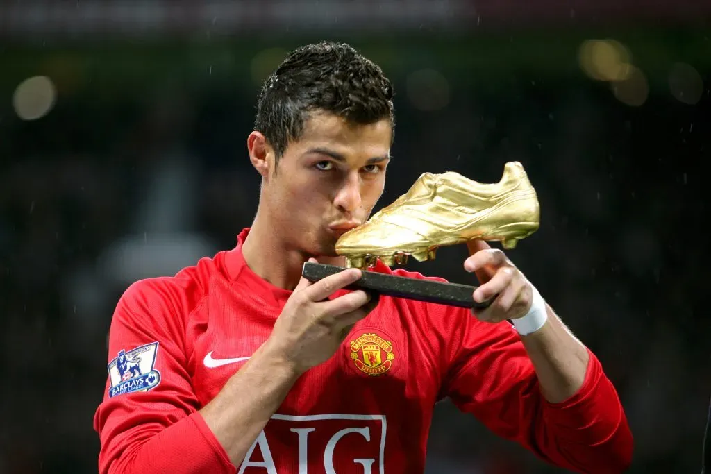 Cristiano Ronaldo besa su Bota de Oro en 2008 (IMAGO)