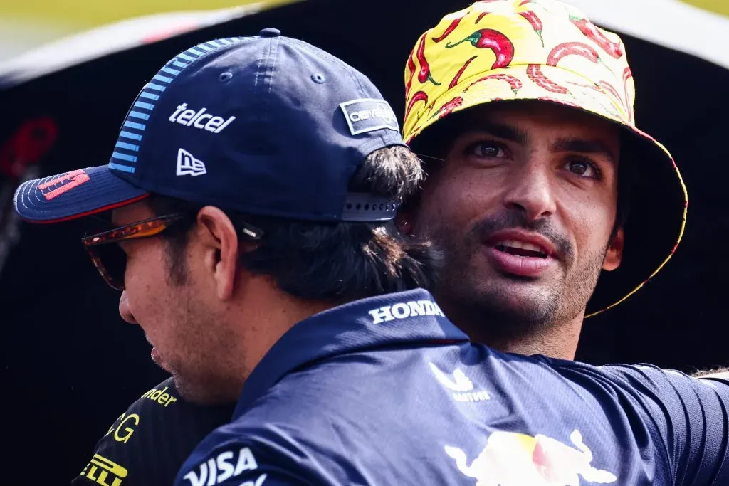 Checo Pérez y Carlos Sainz se abrazan durante el GP de Italia (IMAGO)